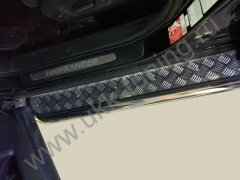 Тюнинг внедорожника Пороги с накладным листом Toyota Highlander 2014