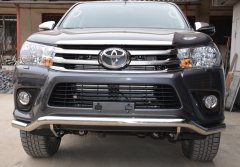 Тюнинг внедорожника Защита переднего бампера Toyota Hilux 2015