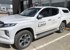 Тюнинг внедорожника Защита штатного порога труба Mitsubishi L200 2019