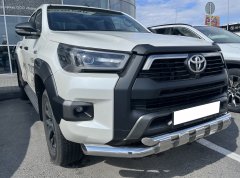Тюнинг внедорожника Защита переднего бампера Toyota Hilux Black Onyx 2020