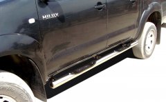 Тюнинг внедорожника Порог труба с проступью Toyota Hilux 2011