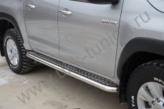 Тюнинг внедорожника Пороги с накладным листом Toyota Hilux 2015