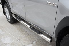 Тюнинг внедорожника Порог труба с проступью Toyota Hilux 2015