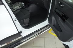 Тюнинг внедорожника Пороги с накладным листом Renault Kaptur 2017